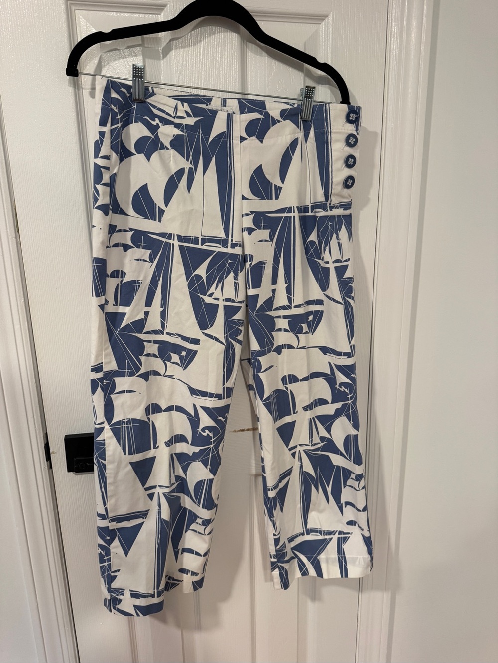 Liz Claiborne White and Blue Sailboat Print Capri Pants